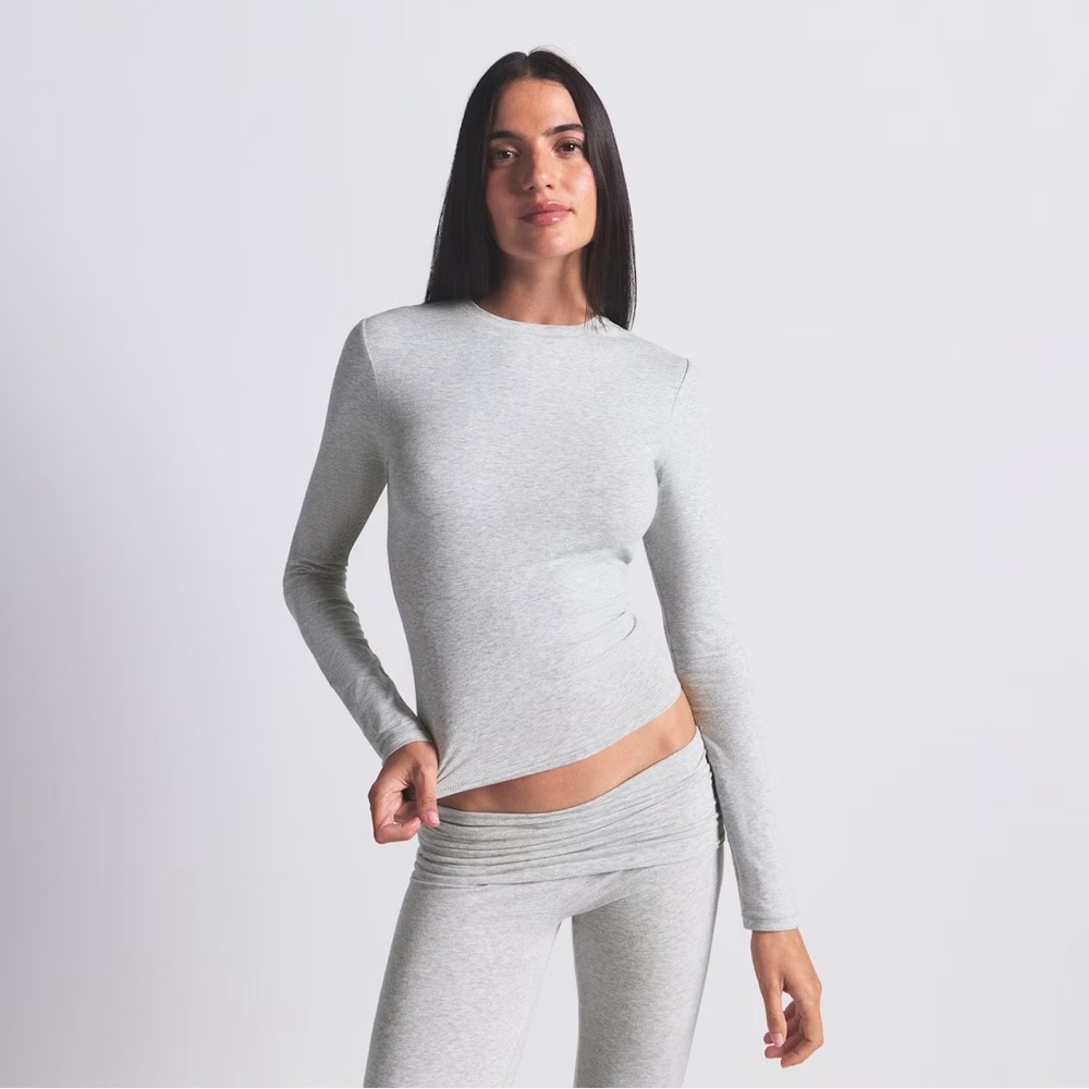 SKIMS Heather Gray Long Sleeve Women's Tee